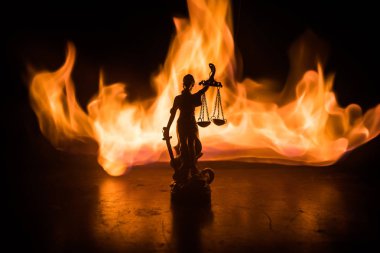 Adalet, adalet veya Justitia heykeli / Justitia bir kara günü adalet tanrıçası Roma fire arka plan. Seçici odak