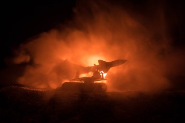 Roket fırlatma yangın bulutlu. Savaş sahnesi ile roket füzeleri savaş başlığı amaçlı kasvetli gökyüzüne ile gece. Roket araç savaş artalan üzerinde. Seçici odak