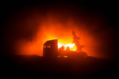 Roket fırlatma yangın bulutlu. Savaş sahnesi ile roket füzeleri savaş başlığı amaçlı kasvetli gökyüzüne ile gece. Roket araç savaş artalan üzerinde. Seçici odak