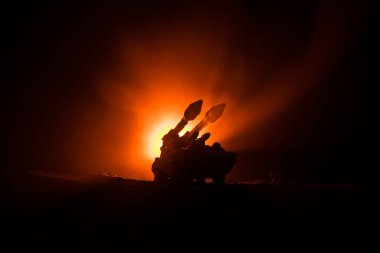 Roket fırlatma yangın bulutlu. Savaş sahnesi ile roket füzeleri savaş başlığı amaçlı kasvetli gökyüzüne ile gece. Roket araç savaş artalan üzerinde. Seçici odak