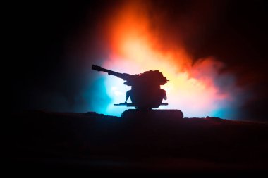 Savaş kavramı. Zırhlı Tank siluet aşağıda sisli yangın gökyüzü gece. Saldırı sahne. Oyuncak dekorasyon. Seçici odak