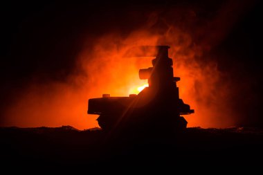 Savaş kavramı. Zırhlı Tank siluet aşağıda sisli yangın gökyüzü gece. Saldırı sahne. Oyuncak dekorasyon. Seçici odak