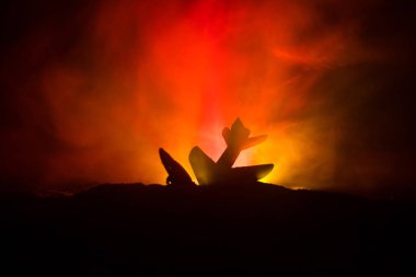 Uçak kazası. Düşen uçak yanıyor. Uçak yere çakıldı. Koyu renk arka planda oyuncaklarla süslenmiş. Uçak kazası konsepti. Seçici odak