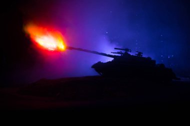 Savaş kavramı. Zırhlı Tank siluet aşağıda sisli yangın gökyüzü gece. Saldırı sahne. Oyuncak dekorasyon. Seçici odak