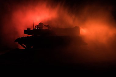 Savaş kavramı. Zırhlı Tank siluet aşağıda sisli yangın gökyüzü gece. Saldırı sahne. Oyuncak dekorasyon. Seçici odak