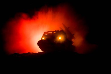 Roket fırlatma yangın bulutlu. Savaş sahnesi ile roket füzeleri savaş başlığı amaçlı kasvetli gökyüzüne ile gece. Roket araç savaş artalan üzerinde. Seçici odak