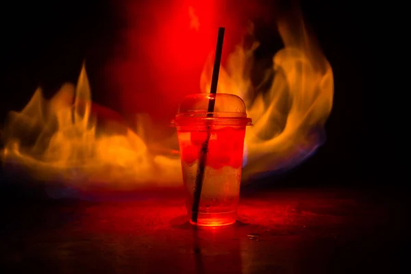Коктейль Концепции Огня Стакан Клубного Напитка Горит Огне Темном Туманном — стоковое фото