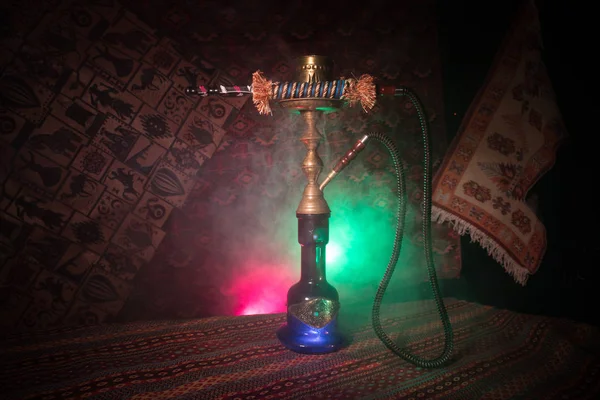 아라비아 내부에서 증기의 구름을 만드는 Shisha 그릇에 뜨거운 오리엔탈 카펫입니다 — 스톡 사진