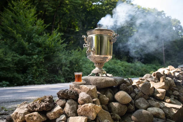 Vintage Styl Samovar Voda Přelije Samovar Ohřívána Oheň Hoří Piknik — Stock fotografie