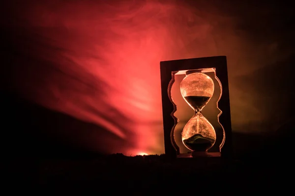 Zeitkonzept Silhouette Von Sanduhr Und Rauch Auf Dunklem Hintergrund Mit — Stockfoto