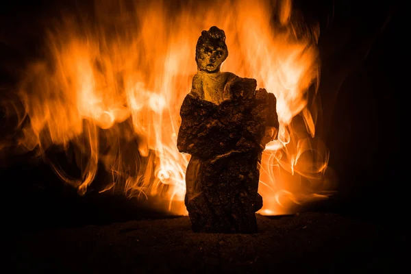 可怕的身影在夜间的恐怖剪影 恶魔来了Slhouette 在火灾背景下的魔鬼或怪兽的身影 恐怖视图 — 图库照片