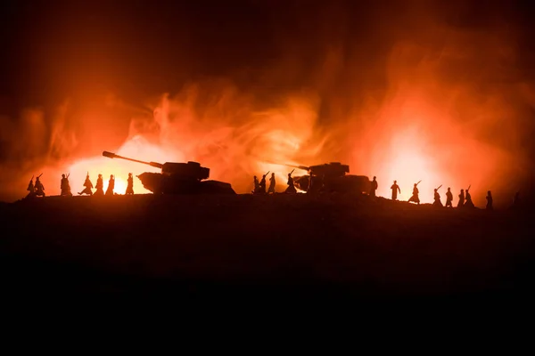 Conceito Guerra Silhuetas Militares Cena Luta Fundo Céu Nevoeiro Guerra — Fotografia de Stock