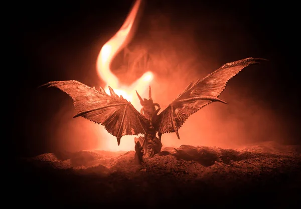 Silueta Dragón Respirador Fuego Con Grandes Alas Sobre Oscuro Fondo — Foto de Stock