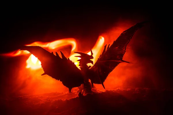 Silhouette Dragon Respirant Feu Avec Grandes Ailes Sur Fond Feu — Photo