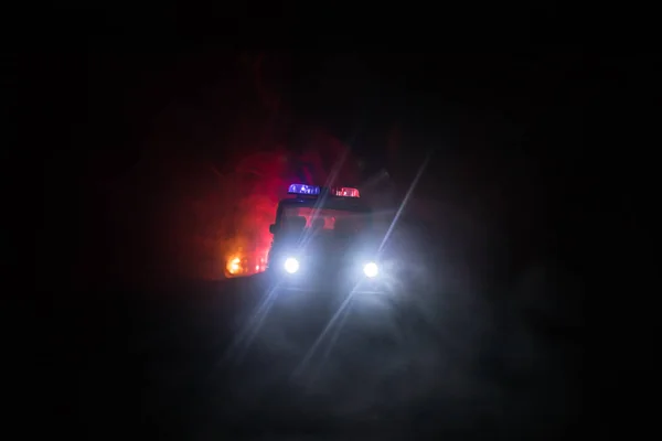 Radiowóz Ściga Samochód Nocy Mgłą Tle Policyjny Radiowóz Ratowniczy Jedzie — Zdjęcie stockowe