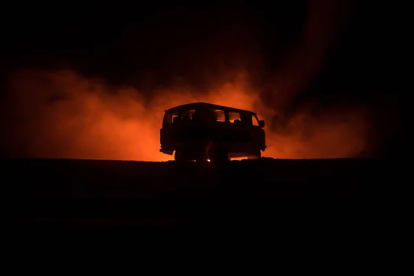 Koyu Tonda Sisli Gökyüzü Arka Plan Üzerinde Roader Jeep Siluet — Stok fotoğraf