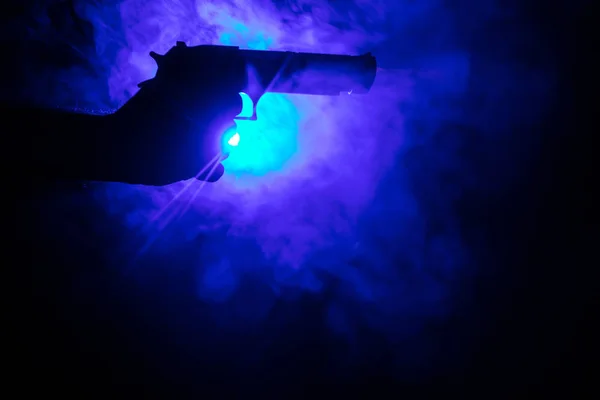 Чоловіча Рука Тримає Пістолет Темному Тонованому Туманному Тлі Концепція Злочину — стокове фото