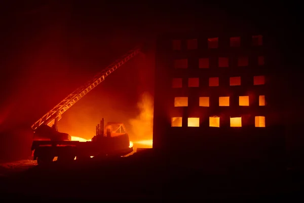 Spegnere Fuoco Una Casa Privata Notte Camion Dei Pompieri Giocattolo — Foto Stock