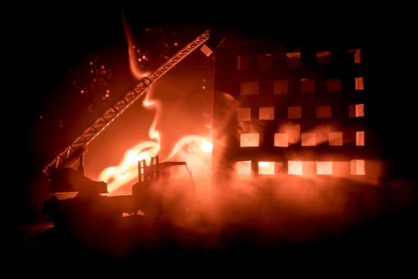 Eloltani Tüzet Egy Családi Ház Éjjel Játék Tűzoltókocsi Long Létra — Stock Fotó