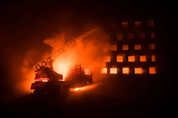 Blussen Het Vuur Van Een Privé Huis Nacht Speelgoed Brandweerwagen — Stockfoto
