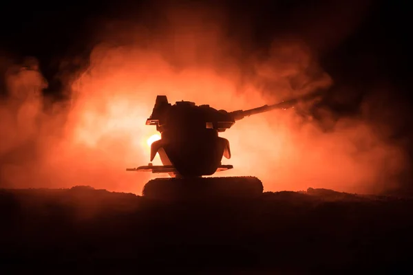 战争概念 装甲坦克剪影下面雾火天空在晚上 攻击现场 玩具装饰 选择性聚焦 — 图库照片