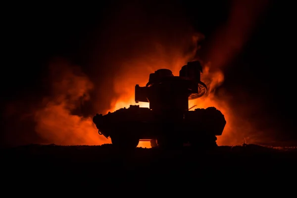Krig Konceptet Bepansrade Tank Siluett Dimmigt Brand Himlen Natten Attack — Stockfoto