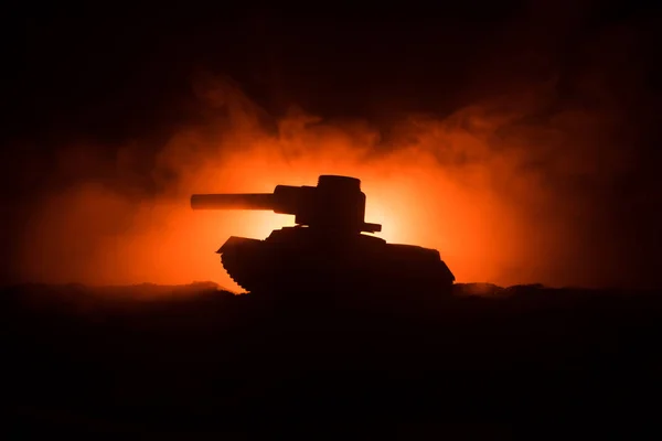 Concept Guerre Silhouette Réservoir Blindé Sous Ciel Feu Brumeux Nuit — Photo