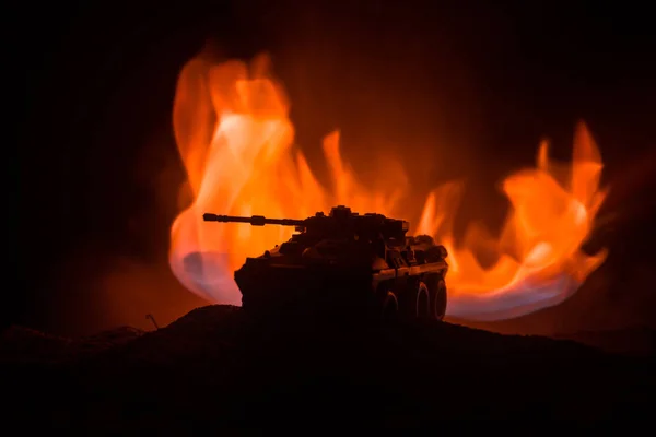 Koncepcja Wojny Opancerzony Zbiornik Sylwetka Poniżej Mglisty Ogień Niebo Nocą — Zdjęcie stockowe