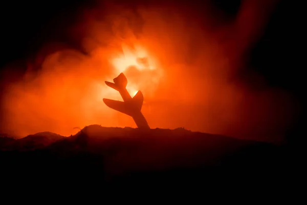 Légibaleset Égő Repülő Gép Lezuhant Földre Játékkal Díszítve Sötét Tűz — Stock Fotó