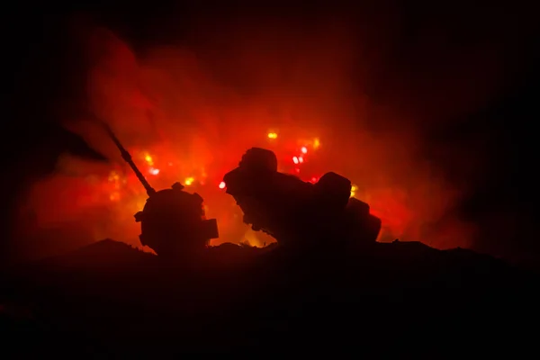 Concepto Guerra Silueta Tanque Blindado Debajo Del Cielo Fuego Niebla — Foto de Stock