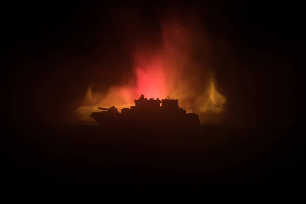 Szene Einer Seeschlacht Silhouette Eines Militärischen Kriegsschiffes Auf Dunklem Nebelgetöntem — Stockfoto