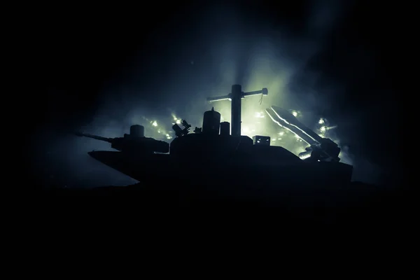Zeeslag Silhouet Van Militair Oorlogsschip Donkere Mistige Lucht Achtergrond Dramatische — Stockfoto