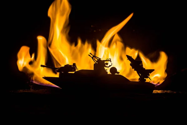 Szene Einer Seeschlacht Silhouette Eines Militärischen Kriegsschiffes Auf Dunklem Nebelgetöntem — Stockfoto