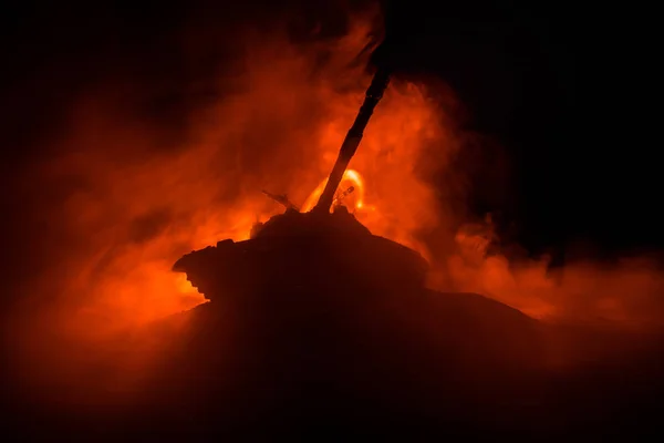 Kriegskonzept Panzer Silhouette Unter Nebligem Feuerhimmel Der Nacht Angriffsszene Spielzeugdekoration — Stockfoto