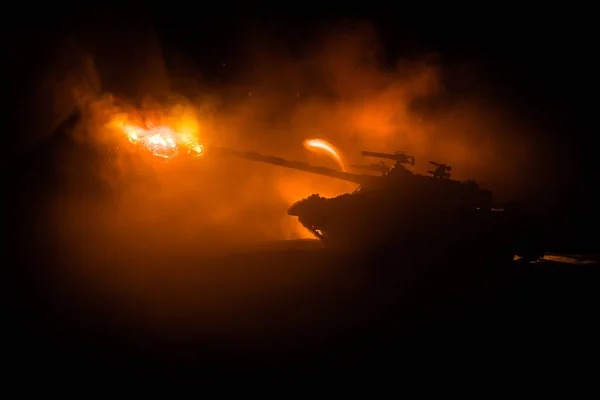 Háború Fogalmát Páncélozott Tartály Sziluettjét Alatt Ködös Tűz Éjszaka Támadás — Stock Fotó