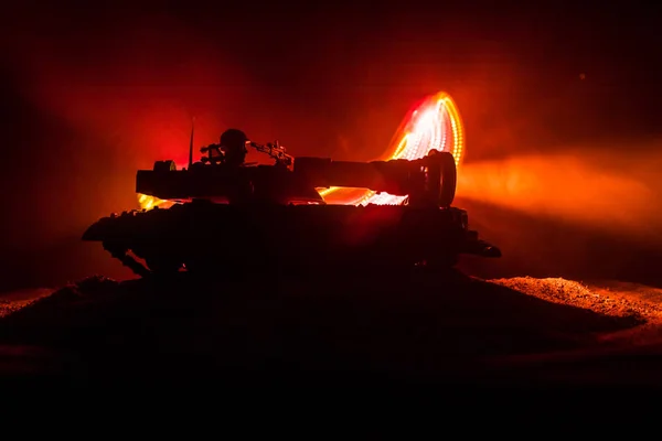 Koncept Války Obrněný Tank Silueta Pod Mlhavé Oheň Obloha Noci — Stock fotografie