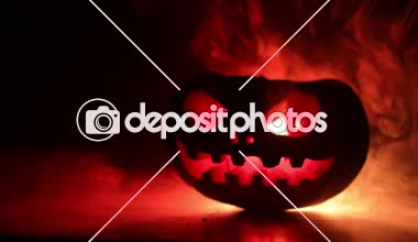 Cadılar Bayramı balkabağı gözlü gece parti için gülümseme ve scrary. İçinde siyah arka plan parlayan gözlerle korkunç Cadılar Bayramı Balkabağı görünümünü kapatın. Seçici odak