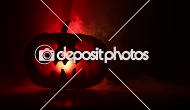 Cadılar Bayramı balkabağı gözlü gece parti için gülümseme ve scrary. İçinde siyah arka plan parlayan gözlerle korkunç Cadılar Bayramı Balkabağı görünümünü kapatın. Seçici odak