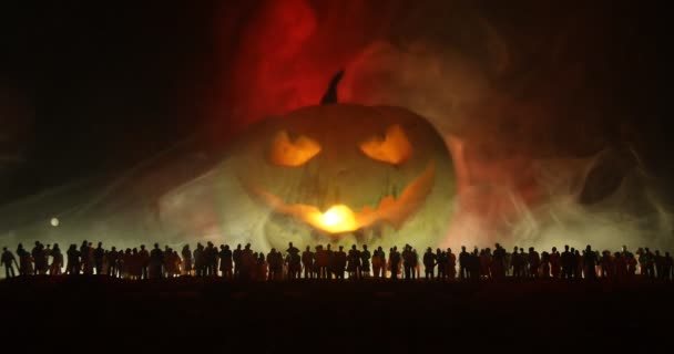 Halloween Konceptet Suddig Silhuett Gigantiska Jack Lantern Pumpa Med Skrämmande — Stockvideo