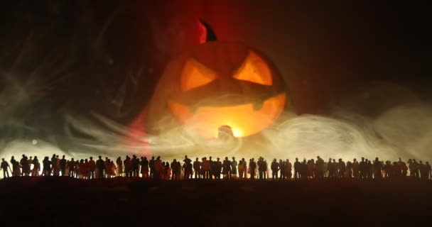 Koncepcja Halloween Zamazana Sylwetka Olbrzymiej Dyni Jack Latarni Przerażającą Uśmiechniętą — Wideo stockowe