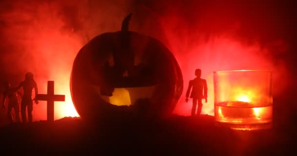 Halloween Pumpa Med Snidade Ansikte Och Glas Whiskey Med Mörk — Stockvideo