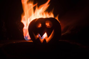 Cadılar Bayramı balkabağı gözlü gece parti için gülümseme ve scrary. İçinde siyah arka plan parlayan gözlerle korkunç Cadılar Bayramı Balkabağı görünümünü kapatın. Seçici odak