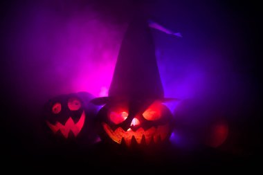 Halloween Jack o fener rustik koyu sisli tonlu arka plan ile gece grubu. Seçici odak