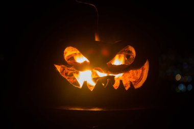 Cadılar Bayramı balkabağı gözlü gece parti için gülümseme ve scrary. İçinde siyah arka plan parlayan gözlerle korkunç Cadılar Bayramı Balkabağı görünümünü kapatın. Seçici odak