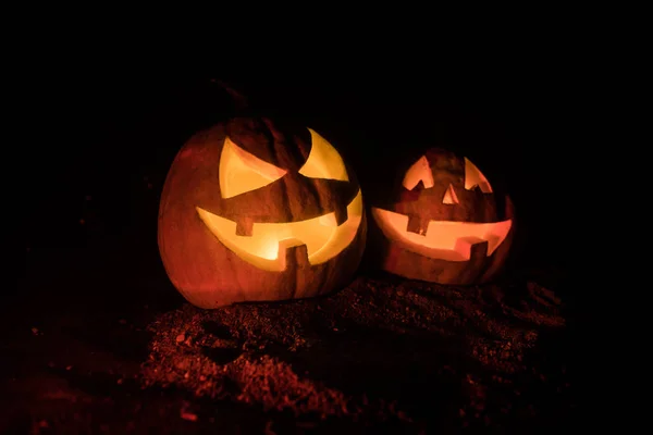 Gruppo Halloween Jack Lanterne Notte Con Uno Sfondo Rustico Scuro — Foto Stock