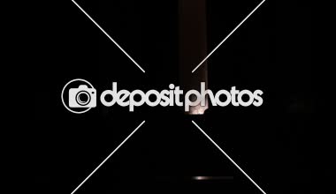 Ürpertici siluet koyu terk edilmiş binada. Korku Cadılar Bayramı kavramı. Karanlık koridor ortasında duran korku kişi silueti ile. Tonda ışık ve sis arka plan üzerinde.