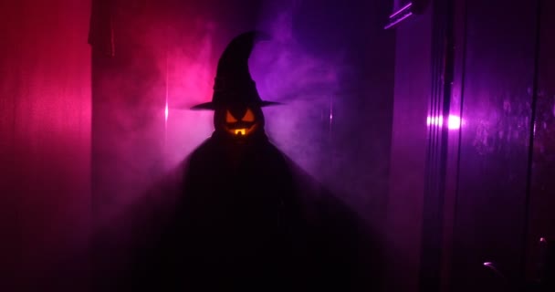 Concepto Halloween Silueta Espeluznante Pasillo Oscuro Con Cabeza Calabaza Luz — Vídeos de Stock