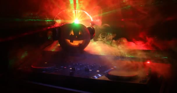 Citrouille Halloween Sur Une Table Avec Écouteurs Sur Fond Sombre — Video