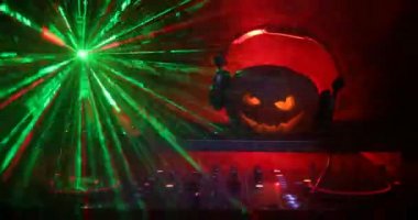 Cadılar Bayramı Balkabağı kopya alanı ile koyu arka plan üzerinde kulaklık ile bir dj tablo. Mutlu Cadılar Bayramı festival süsleri ve müzik konsepti. Boş alanı. Seçici odak