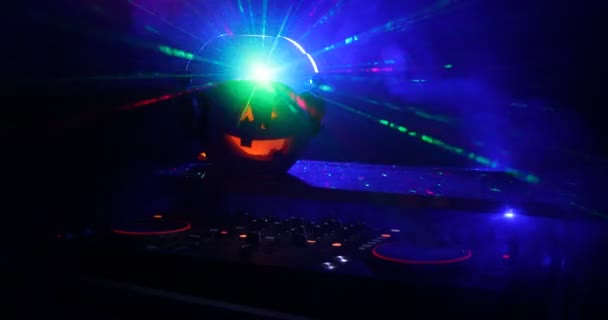 Calabaza Halloween Una Mesa Con Auriculares Sobre Fondo Oscuro Con — Vídeos de Stock